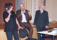 Šéfdirigent SF Emmanuel Villaume počas besedy v Klube (vľavo - tlmočníčka PhDr. Ľudmila Barázová, vpravo predseda Klubu RNDr. V. Szathmáry)  (11. 12. 2012)