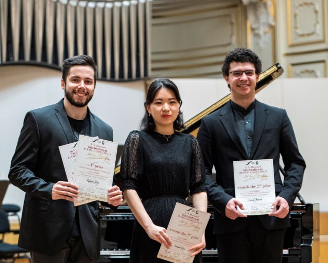 Víťazom jubilejného 10. ročníka Medzinárodnej klavírnej súťaže Johanna Nepomuka Hummela sa stal  mladý český klavirista Robert Bílý    - 111 008 Hummel 2021 finále © A. Trizuljak 