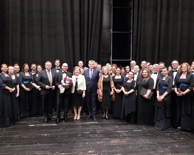 Slovenský filharmonický zbor a Gioacchino Rossini zdvihli zo sedadiel publikum v Istanbule - 4 1 Poďakovanie čestných hostí SFZ v zákulisí Zorlu Centre Istanbul veľvyslanec SR v Turecku Ján Pšenica, predchádzajúca veľvyslankyňa SR v Turecku Anna Tureničová, generálna konzulka Veronika Lomb 