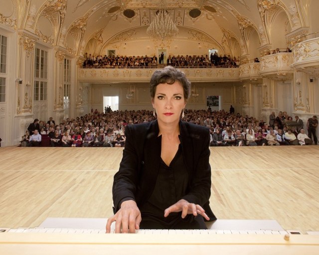 Organistka svetového mena Bernadetta Šuňavská v bratislavskej REDUTE - 8J6A3938mz kopie  - kópia 