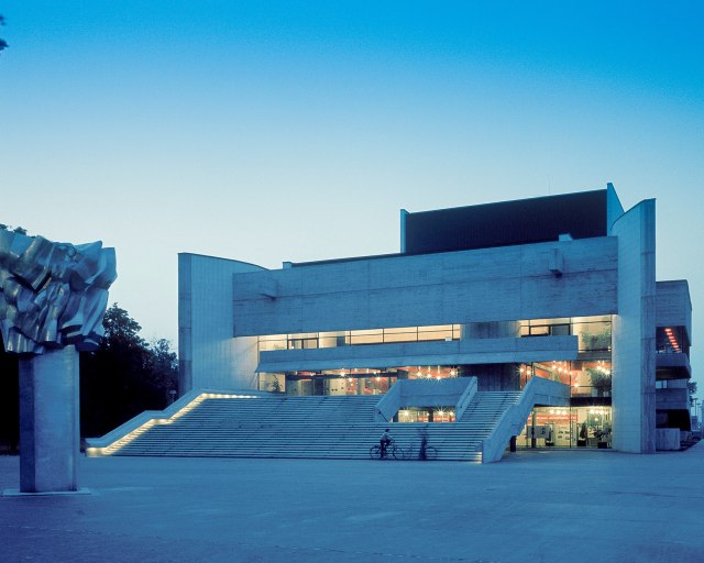 Od januára 2023 sa Dom umenia v Piešťanoch stal opäť súčasťou Slovenskej filharmónie - Dom umenia SF Piešťany, pohľad na hlavné schodisko a vstup 