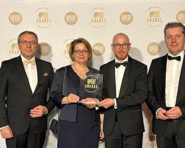 Slovenský filharmonický zbor získal  prestížne nemecké ocenenie OPER! AWARDS 2023 v kategórii „Najlepší spevácky zbor“  - zástupcovia Slovenskej filharmónie s ocenením Oper!Awards 2023 (2) 