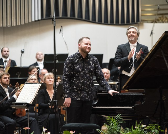 Lukáš Vondráček, jeden z najžiadanejších českých klaviristov v Slovenskej filharmónii - 1 SF Daniel Raiskin a Lukáš Vondráčekfoto © A. Trizuljak 