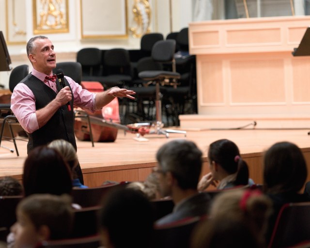 Reduta plná detí, v Koncertnej sieni pokračuje tento týždeň Hudobná akadémia Slovenskej filharmónie a Rodinný koncert - Rodinný koncert, moderátor Martin Vanek 
