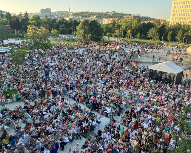 Tisíce Bratislavčanov počúvali na Námestí slobody Slovenskú filharmóniu - archív BKIS1 