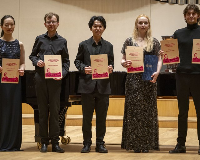Víťazkou 11. ročníka Medzinárodnej klavírnej súťaže Johanna Nepomuka Hummela je dvadsaťročná Anastasiia Kliuchereva   - zľava J. Lee, D. Degavino, Y. Amako, A. Kliuchareva, H. Herman  99 J. N .Hummel Piano Competition Round 3 RESULTfoto A Trizuljak w 