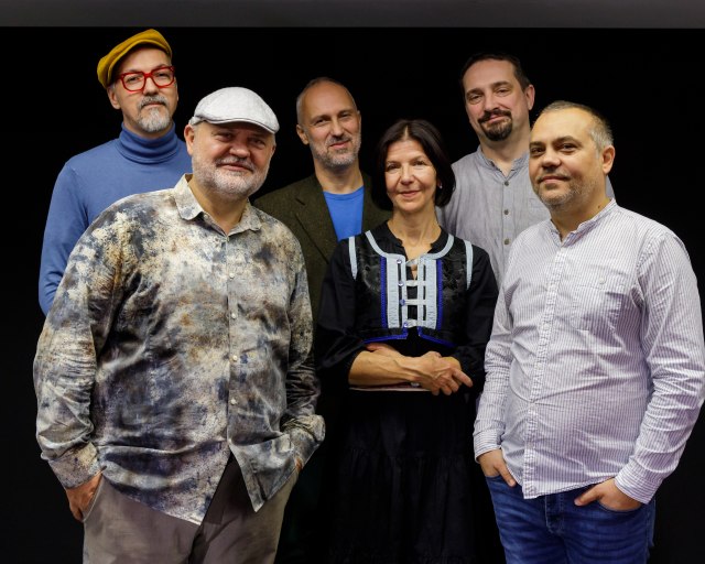 Ľudová hudba minulosti a súčasnosti – program pripravený pre deti v Slovenskej filharmónii s BANDOU a Martinom Vanekom   - Stojaci spolu členovia kapely BANDA, Samo Smetana, Peter Obuch, Marcel Comendant, Ivan Hanula, Ajdži Sabo a Eva Brunovská 