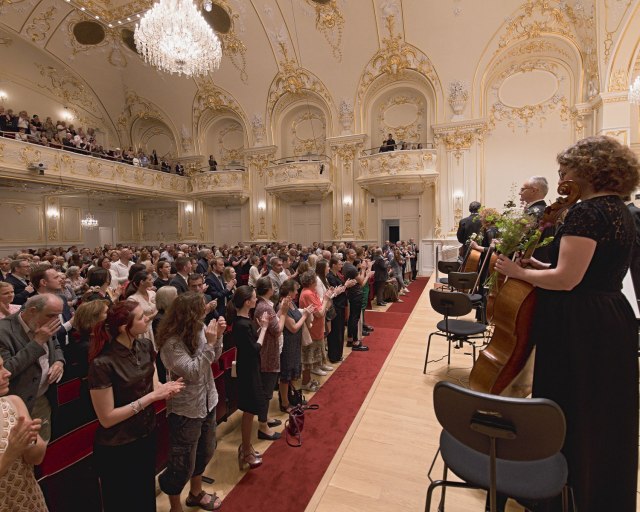 Júnové koncerty a umelecké zájazdy telies uzavrú 76. koncertnú sezónu Slovenskej filharmónie - Potlesk divákov v Koncertnej sieni Slovenskej filharmónii po koncerte s končiacim šéfdrigentom Slovenskej filharmónie Danielom Raiskinom 